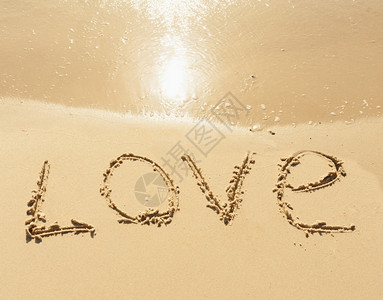 沙滩上的手写字love背景图片