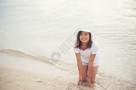 户外快乐的年轻女子在度假时间海滩上玩女喜悦图片