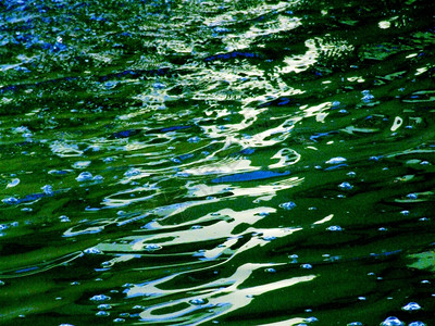 绿色水浪地表质料背景蓝色的反射苔藓背景图片