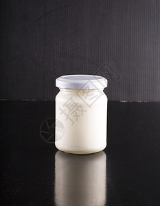 酸奶瓶子白色罐在黑背面的格隆垂直图像药物图片