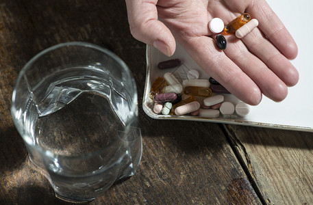 疾病碗里的药片和水杯丸桌子图片