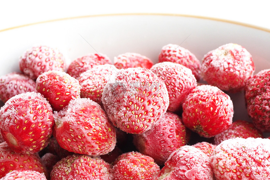 冰冻的草莓盘子上沾满了黑冻霜烹饪浆果食物图片