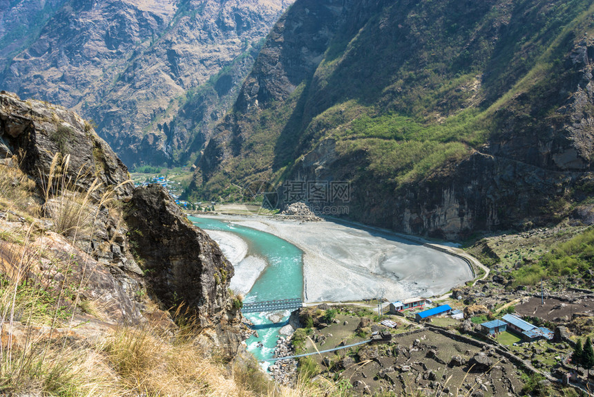尼泊尔Sunny春季日Tal村附近山地河环境岩石春天图片
