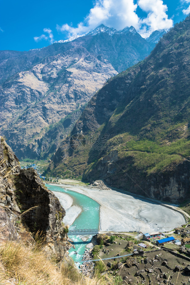 自然尼泊尔Sunny春季日Tal村附近山地河深的峡谷图片