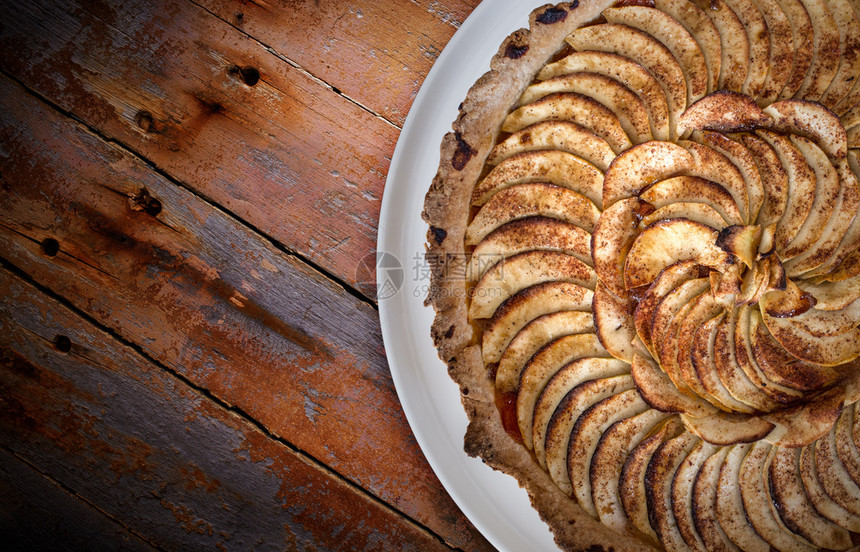传统法式苹果甜点而不是棕木板背景传统法式苹果甜点而不是棕木自制美食烘烤的图片