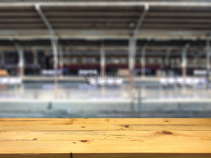 铁路城市的商业空木制桌间平台和模糊的火车站平台背景供产品展出显示时使用图片