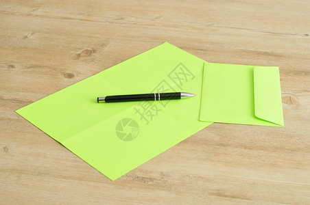 绿纸和带笔的信封息邮件地址图片