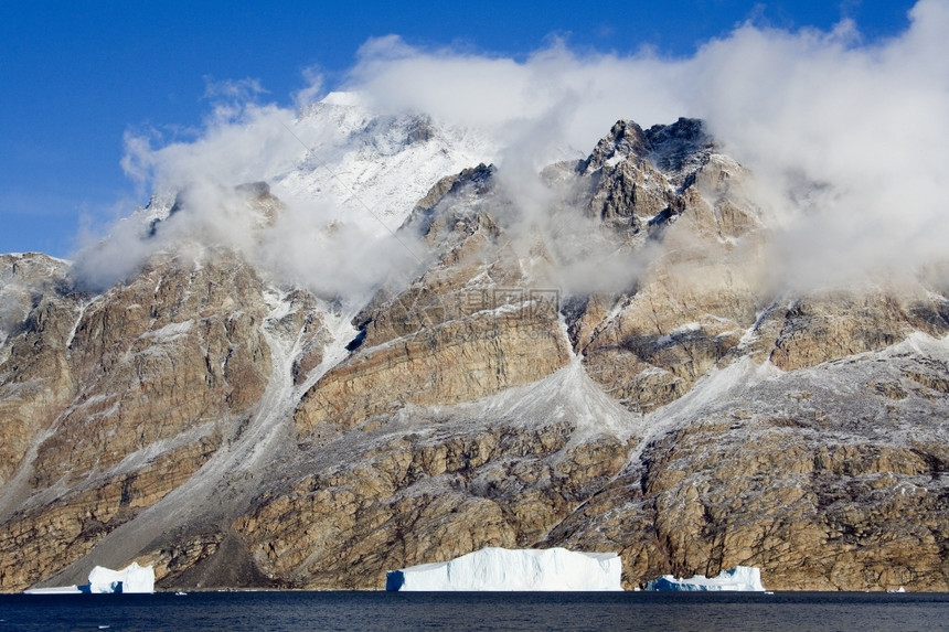 格陵兰岛云雾缭绕的雪山图片