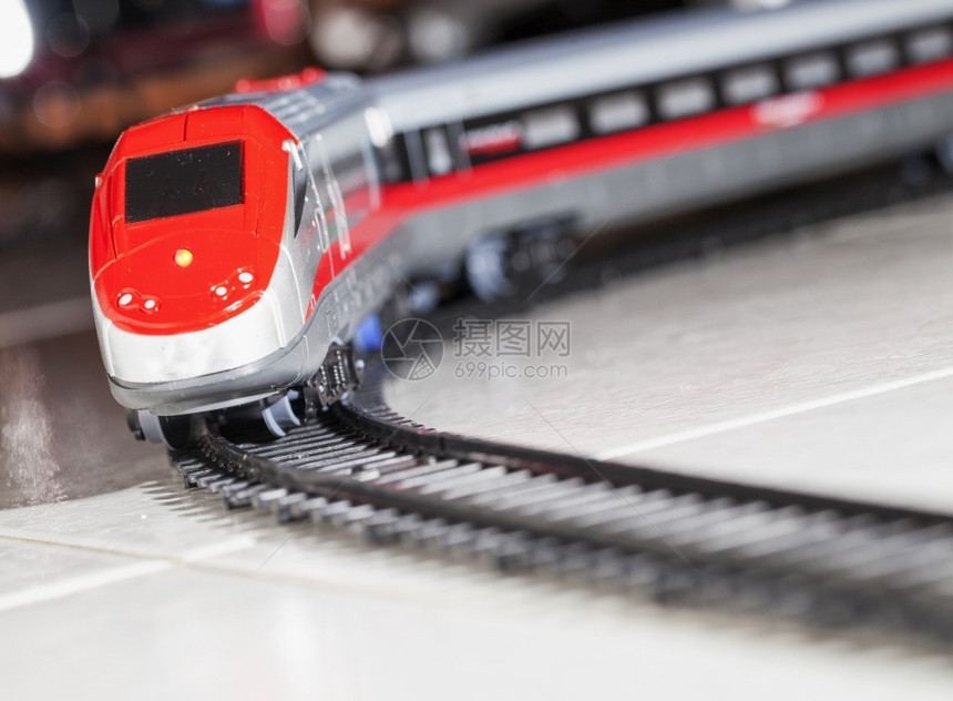 白色的铁路上玩具火车动态对角图像水平运输的图片