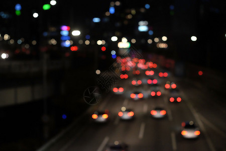 夜里城市交通灯的模糊点散焦生活匆忙图片