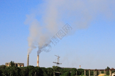 蒸汽植物水泥厂的烟堆夏季风景工业的背景图片