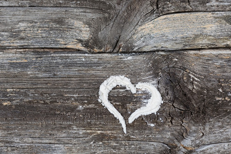 乡村木板复古的在董桌上用面粉将心画在上图片