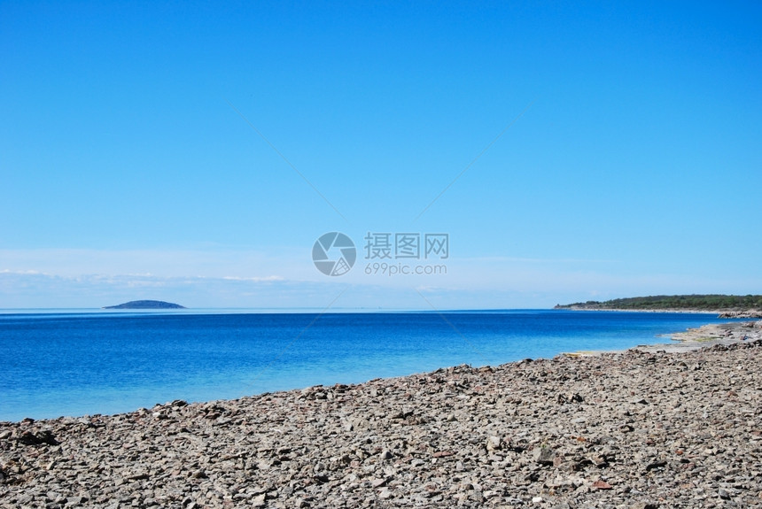 地平线位于波罗的海西德岛奥地岸的蓝色岛屿水中的色岛屿夏天阳光图片