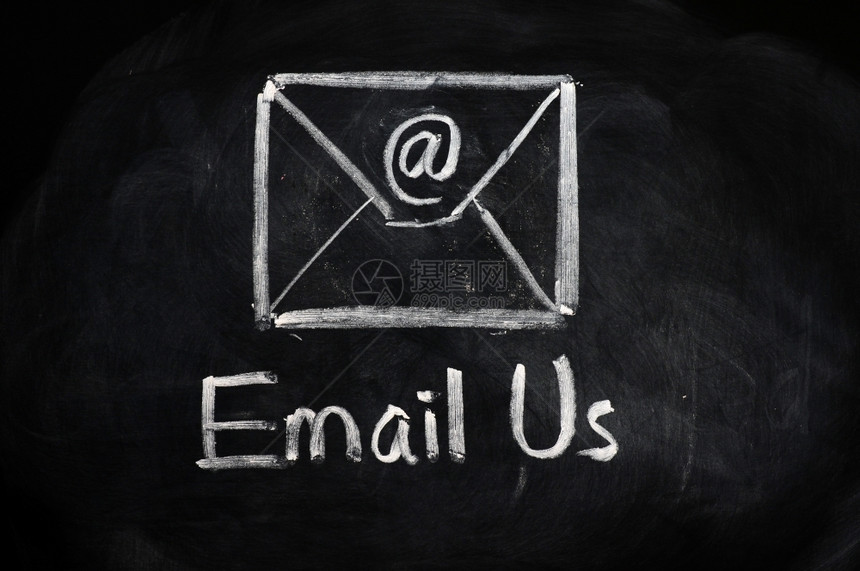 黑色的用互联网符号和信封用黑板上的粉笔绘制电子邮件将我们的概念发送到电子邮件信息复制图片