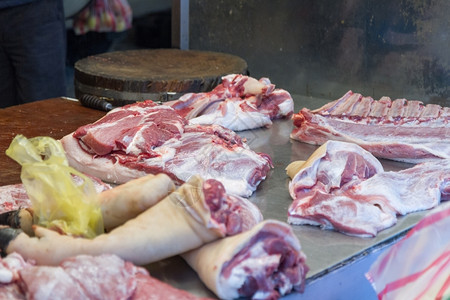 台北传统市场销售商生肉小吃亚洲人贩图片