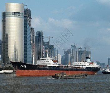 中华人民上海市的浦东河滨中华人民上海市空的旅行船图片