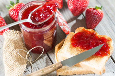草莓果酱与面包背景图片