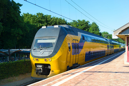 导轨运输荷兰火车站在小DenDolder村配备黄色列车庄建筑学背景