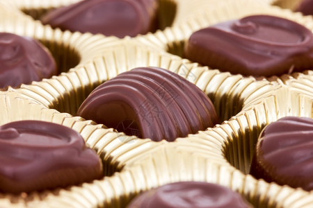 糖盒子里最接近的棕色巧克力面条果仁糖食物图片
