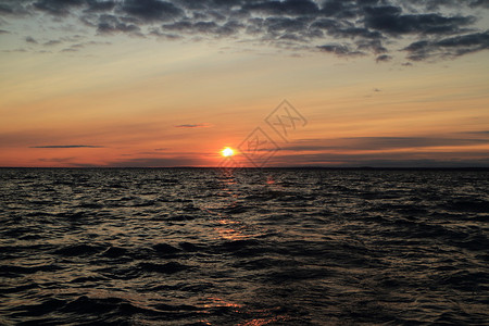 夕阳下的海面图片