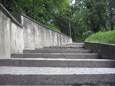 现代的楼上夏天通往的石头梯图片