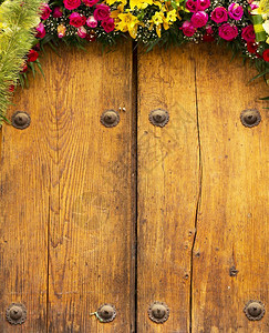 风化木头复制将旧材门作为背景的鲜花安排背景图片