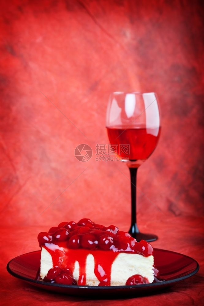 起司甜点熟樱桃芝士蛋糕卖在糖果苹红盘上葡萄酒色背景水果图片
