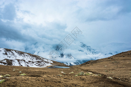 小山湖和雪顶全景图片