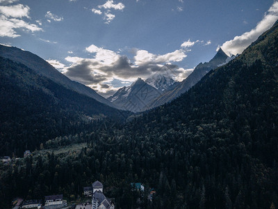 阳光明媚的日落夏季山地风景图片