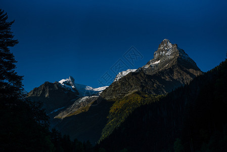 阳光明媚的日落夏季山地风景图片