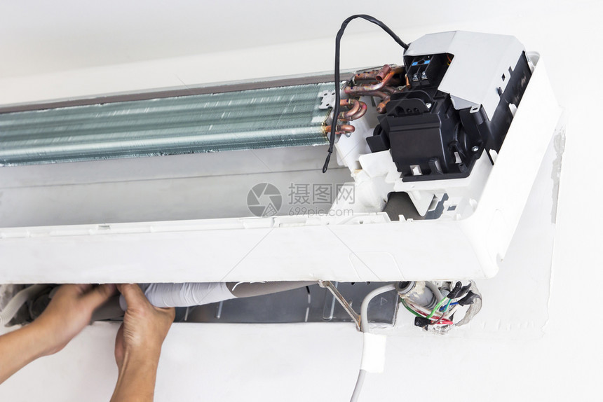 手工业的安装修理卧室空调机图片