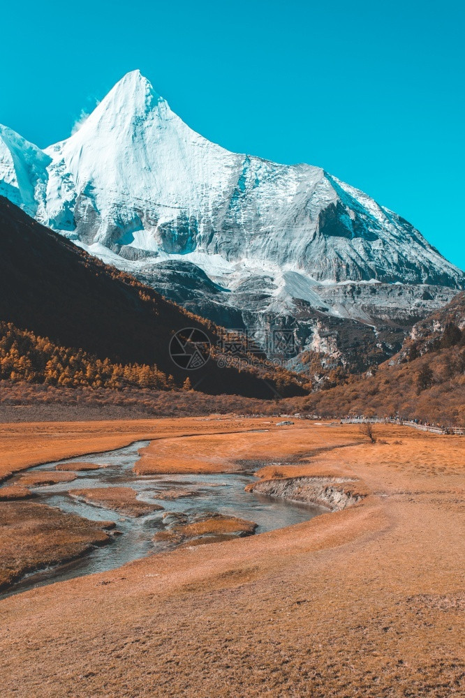 雪山下的秋日风光图片