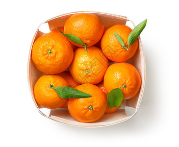 普通话柑橘水果子克蕾婷白背景孤立于面篮子叶背景图片