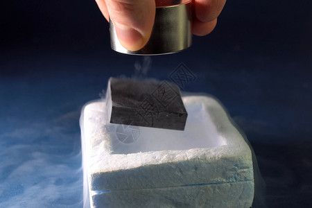 迈斯纳磁体在液氮中的超导a磁体在液氮中的超导技术磁铁背景图片