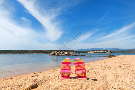 粉色的法国假期Corsican海滩水边有多彩的翻滚图片