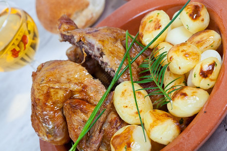 美味的鸡肉和烤土豆棕色的迷迭香美食图片