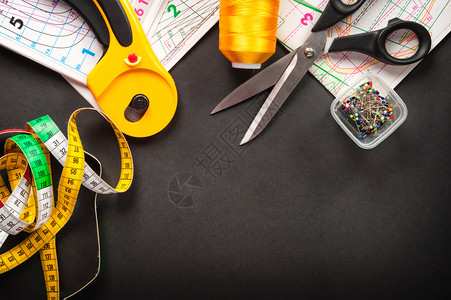 线程缝纫工具有剪刀和深色测量胶带行业剪裁图片