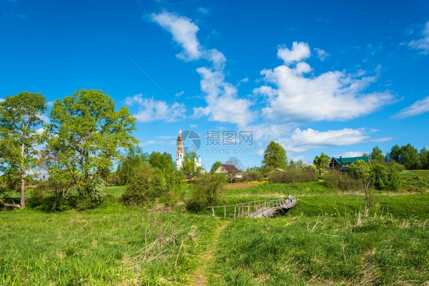云天空俄罗斯Mikhailovskoye村的景象与圣大教堂Michael教堂和在桑尼春日无生物宿主的景象图片