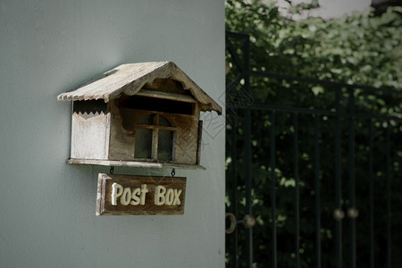 邮票房子前面的旧邮件箱信红色的图片