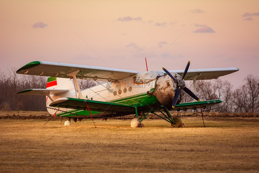 空气一架老旧的单引擎飞机在场上飞行旧的机在场上行运输老的图片