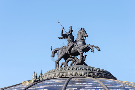 采尔马特建筑学骑士在俄罗斯莫科的马涅日广场上撞蛇的圣乔治神雕像在俄国莫斯科的马涅日广场上打蛇胜利的背景