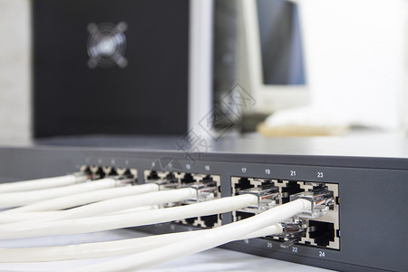 在计算机背景上插入了Eepernet电缆的Lan网络开关互联电信转变绳索高清图片素材
