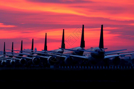 山王坪空中背景美丽的飞机在场停坪的景象航空公司旅游运设计图片