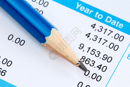 支出工资单明细表上的笔记税文书工作图片