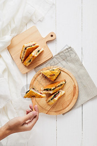 烤菠菜和配酱汁的火腿三明治图片