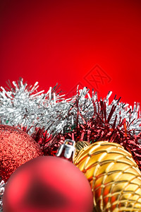 冬天快乐的松树红背景圣诞节礼堂和球区图片