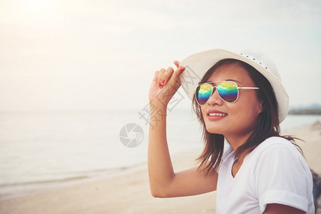 在沙滩度假的年轻女孩图片