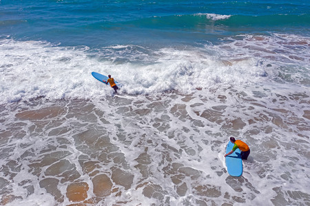 2019年5月日葡萄牙瓦莱费盖埃拉斯从冲浪者上海洋课的空中海滩人们图片