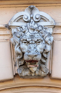 乌克兰敖德萨旧建筑墙上的狮子头部下方降水复古口徽背景图片