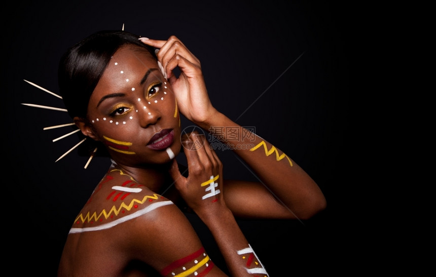 女士非洲人眼睛美丽奇异的非洲女时装服脸孔有部落黄红白化妆品和头发棍棒图片